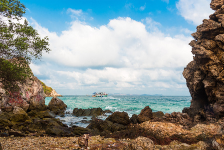 岩石 波 大海和湛蓝的天空。Kholan 岛泰国