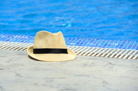 游泳池边太阳帽