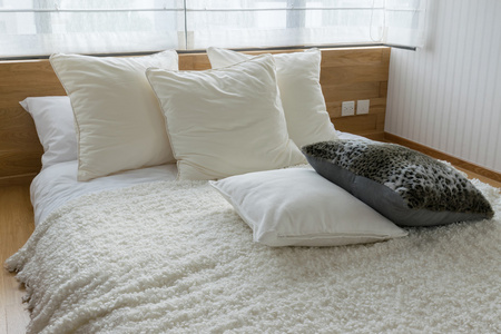 黑色和白色的枕头，在床上的时尚卧室室内设计
