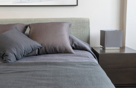 卧室室内配灰色枕头在床上和装饰台灯