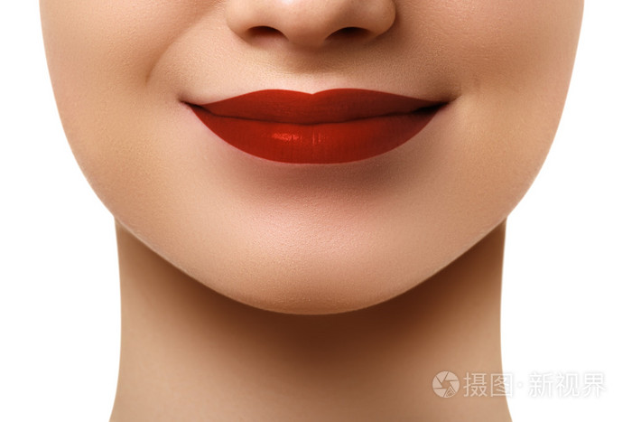 特写镜头的女人嘴唇与光泽的红色口红.魅力红唇化妆