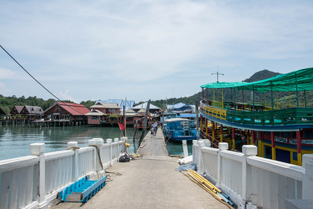 在中邦宝渔村码头岛昌，泰国2016 年 5 月 7 日  观光船。从码头的邦宝日常船下榻之所