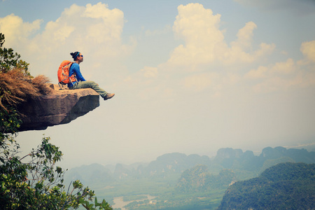 成功的女人的徒步旅行者