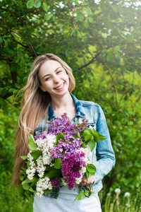 一束丁香花的女孩