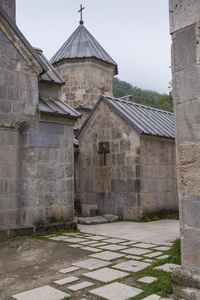 古老的 Haghartsin 修道院坐落在 Dil 镇附近