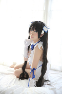 赫斯提亚 Cosplay 肖像女孩在白色主题