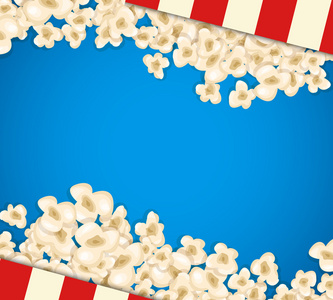 电影的堆爆米花躺在蓝色背景上