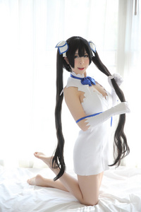 赫斯提亚 Cosplay 肖像女孩在白色主题