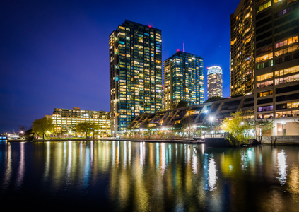 现代建筑沿着安大略湖，在夜里，在 Harbourfron