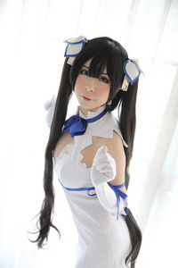 赫斯提亚 Cosplay 肖像女孩在白色主题