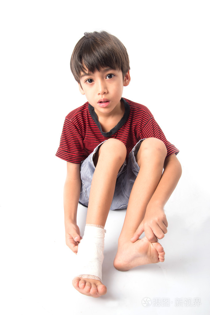 小男孩有一个意外他的腿需要急救绷带