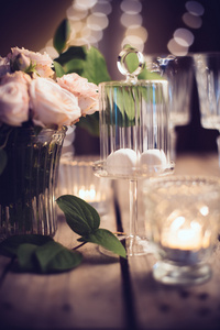 优雅的老式婚礼餐桌装饰用玫瑰和蜡烛