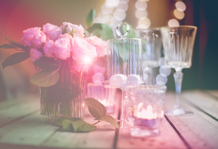 优雅的老式婚礼餐桌装饰用玫瑰和蜡烛