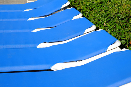 蓝色沙滩椅和太阳伞池附近