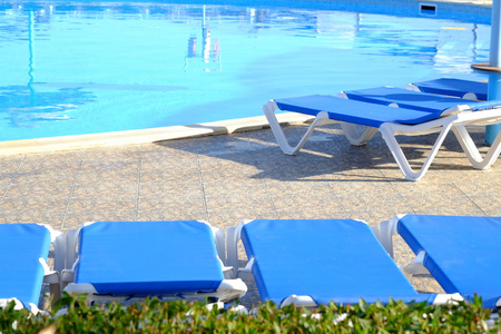 蓝色沙滩椅和太阳伞池附近