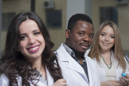 年轻的医务工作者工作组在实验室中作为实验室技术