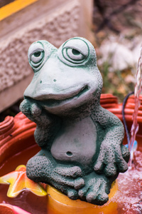 绿蛙雕像