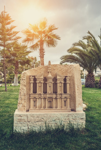 一份广告代尔祖尔在约旦古城佩特拉，Jordan 的石刻