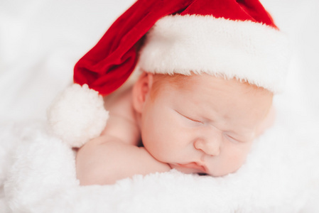 孩子睡在圣诞老人的帽子