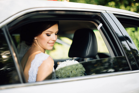 新娘在车窗外的特写肖像