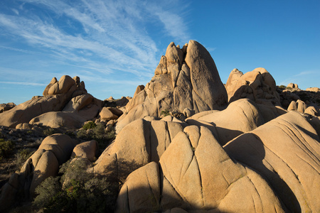 圆形侵蚀的岩石在约书亚树国家公园加州
