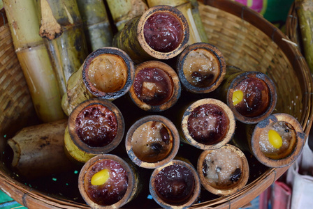 在市场上竹节烤的糯米饭图片