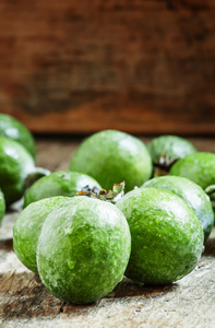 新鲜的绿色美埝水果上的旧的木制背景