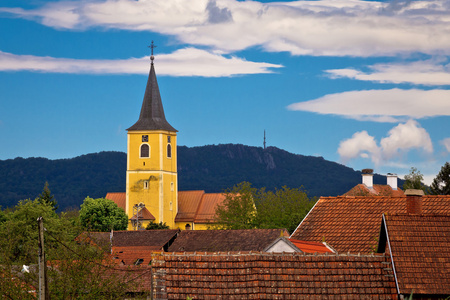 Miholec 村的教堂塔楼和 Kalnik