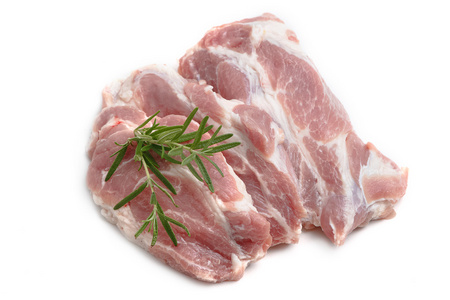 白色背景上的香料的生猪肉肉牛排