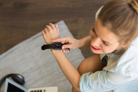 女人把 smartwatch