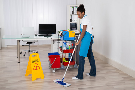 女清洁工拖地在办公室的地板