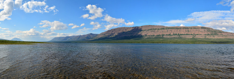 Putorana 高原湖全景