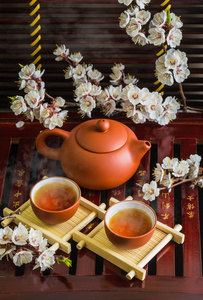 中国茶具与春天的花朵
