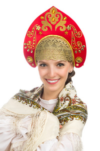 美丽微笑着身着民族服装的俄罗斯姑娘