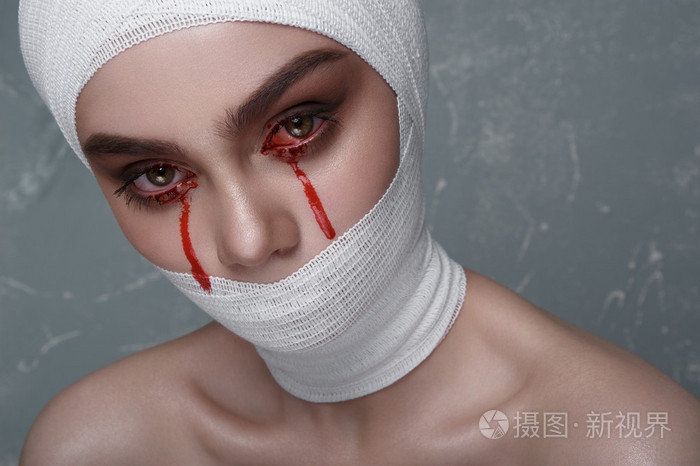 血从她的眼睛可怕的女孩