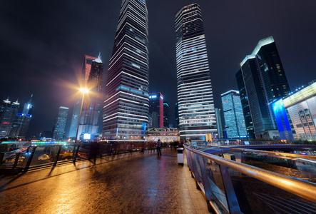上海世纪大道的摩天大楼夜景图片