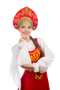 美丽微笑着身着民族服装的俄罗斯姑娘