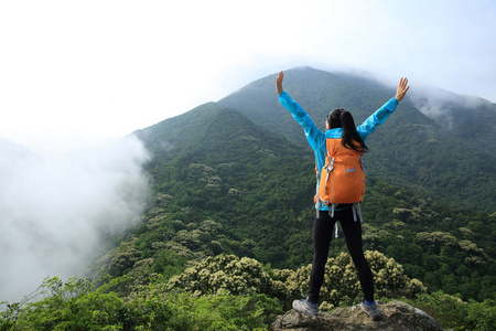 女人背包徒步旅行