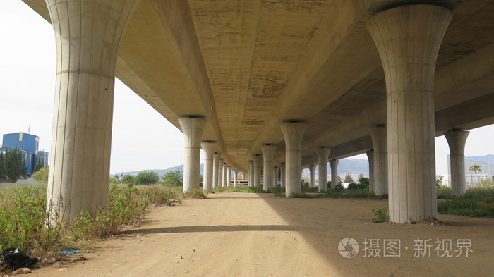 在公路立交桥上支持支柱