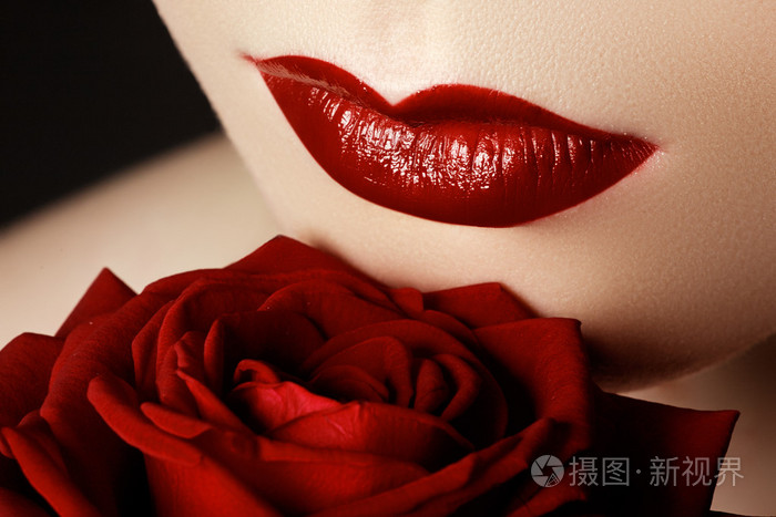 特写镜头的性感的女人的嘴,暗红色的口红和美丽的红玫瑰照片-正版商用