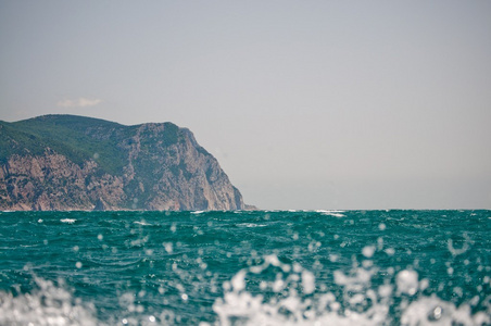 浪溅和岩石