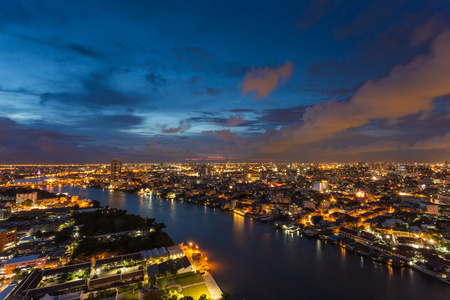 现代建筑在城市里在曼谷，泰国湄南河