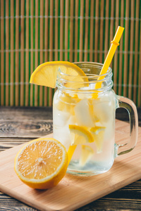 用新鲜柠檬柠檬水。健康的食品和饮料的概念
