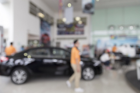 人们在汽车展示厅的 buyring 和销售汽车业务