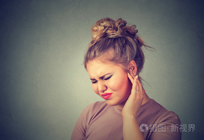 1.生病的女人耳朵疼,头疼