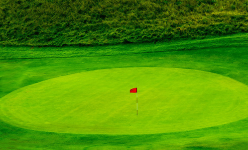 绿色的高尔夫球场和他的旗帜