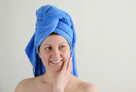用他的头上的毛巾洗完澡后的成年女性