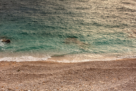 海和抛光的岩石特写图片