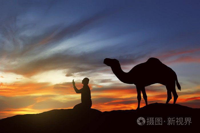 祈祷的穆斯林男子的剪影