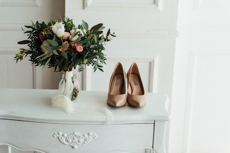 在木板上的美丽的现代婚礼花束图片